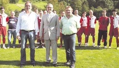 SC-Vorstand Stefan Erlewein, Bürgermeister Klaus Grabbe und Fußballabteilungsleiter Arnold Heinrich (von links) sind mit dem Spielfeld zufrieden.Foto: Plückthun