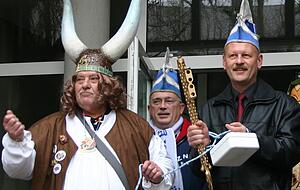 Rathaussturm der Zaberg&auml;unarren (2009): B&uuml;rgermeister Klaus Dieterich f&uuml;gt sich in sein Schicksal, &uuml;bergibt dem Gugilo und ZNG-Pr&auml;sident Rainer Binder die Stadtkasse und den Goldenen Schl&uuml;ssel der Stadt. Foto: Archiv/Riecker
