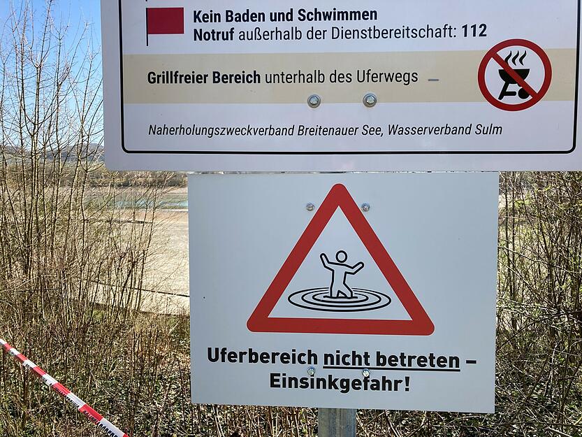 Warnschilder sind aufgestellt. Der Uferbereich des Breitenauer Sees darf nicht betreten werden.