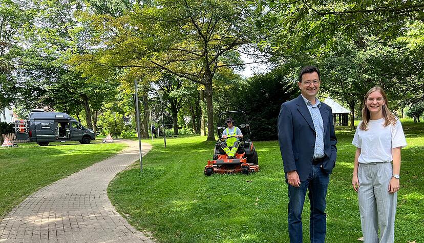 Bürgermeister Timo Wolf und Rathausmitarbeiterin Madlin Kraus sind derzeit auch mit der Vorbereitungen des Parkfestes beschäftigt. Bauhofmitarbeiter Thomas Jäger und seine Kollegen richten den historischen Schlosspark her. Bürgermeister Timo Wolf und Rathausmitarbeiterin Madlin Kraus sind derzeit auch mit der Vorbereitungen des Parkfestes beschäftigt. Bauhofmitarbeiter Thomas Jäger und seine Kollegen richten den historischen Schlosspark her.