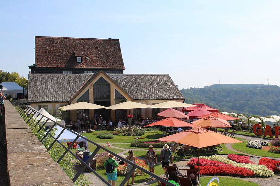 Bei sonnigem, heißen Wetter brauchen auch die Besucher der Fürstlichen Gartentage in Langenburg etwas Schatten.
