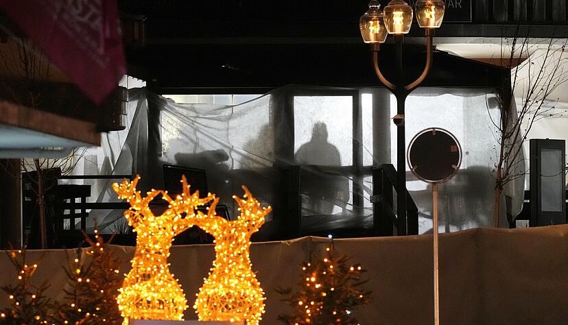Schatten von Menschen sind in der abgeriegelten Bar Le Constellation.