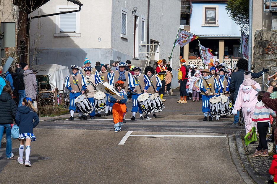 Beim Rosenmontagsumzug zog ein bunter Lindwurm durch die Straßen und sorgte für beste Stimmung. Beim Rosenmontagsumzug zog ein bunter Lindwurm durch die Straßen und sorgte für beste Stimmung.