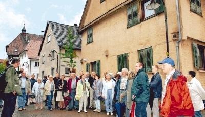 Interessiert verfolgen Neckargartacher Bürger die geschichtlichen Ausführungen von Joachim Hennze (links). Feuer und Kriege ließen wenig Altes übrig.Fotos: Ulrike Kugler