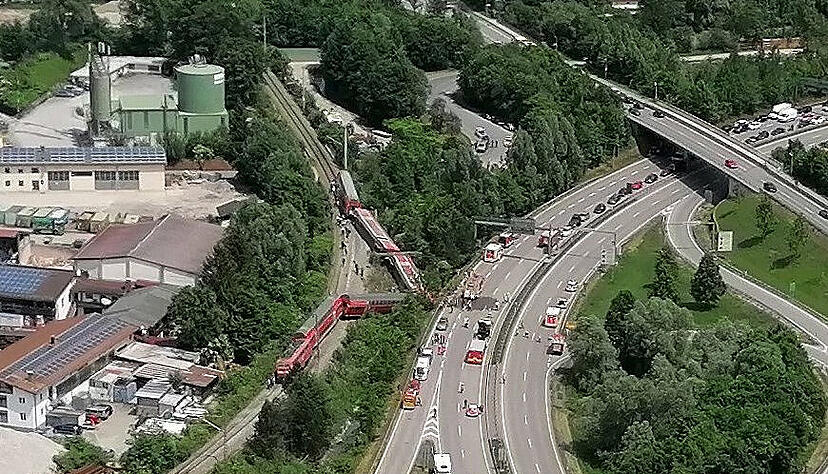 Zahlreiche Einsatz- und Rettungskräfte sind nach einem schweren Zugunglück im Einsatz (Luftaufnahme aus einem Rettungshubschrauber). Zahlreiche Einsatz- und Rettungskräfte sind nach einem schweren Zugunglück im Einsatz (Luftaufnahme aus einem Rettungshubschrauber).