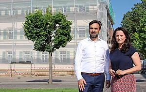 Notar Marcus Zelyk und seine Frau Monika sind gl&uuml;cklich mit der innovativen Dacheindeckung auf dem ehemaligen Amtsgericht. So behalte das historische Geb&auml;ude seine sch&ouml;ne Optik. Das Ger&uuml;st ist inzwischen abgebaut.