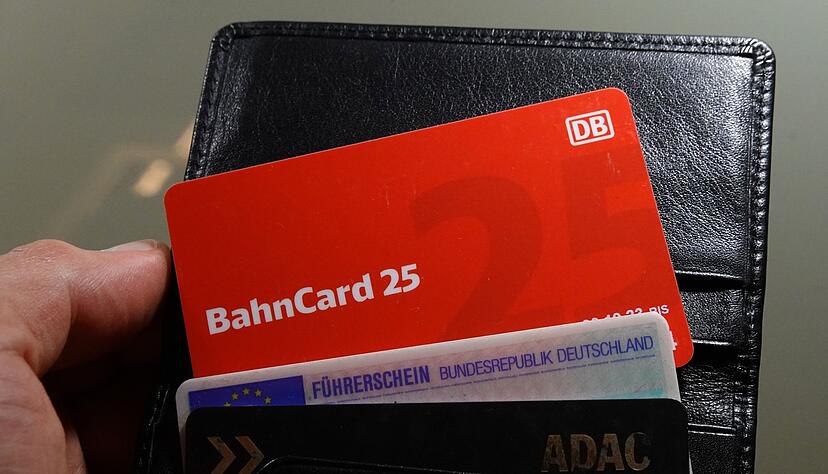 Die Bahncards 25 und 50 sollen in Zukunft nur noch in digitaler Form zur Verfügung stehen. Die Bahncards 25 und 50 sollen in Zukunft nur noch in digitaler Form zur Verfügung stehen.