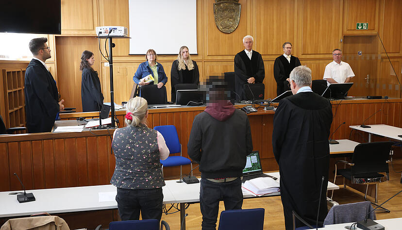 Eine 25-jähriger Gambier muss sich wegen Sachbeschädigung an öffentlichen Gebäuden verantworten. Das Landgericht prüft, ob er in eine psychiatrische Anstalt eingewiesen werden muss. Eine 25-jähriger Gambier muss sich wegen Sachbeschädigung an öffentlichen Gebäuden verantworten. Das Landgericht prüft, ob er in eine psychiatrische Anstalt eingewiesen werden muss.