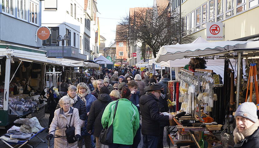 Die Sonne lacht von einem wolkenlosen Himmel. Dass es trotzdem klirrend kalt ist, das tut der guten Stimmung auf dem &Ouml;hringer Pferdemarkt keinen Abbruch.