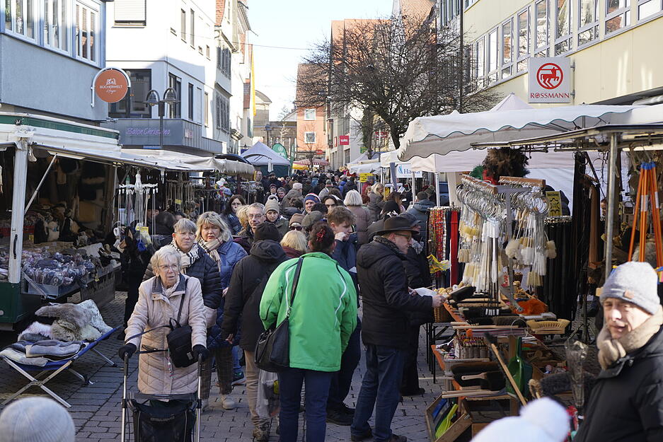 Die Sonne lacht von einem wolkenlosen Himmel. Dass es trotzdem klirrend kalt ist, das tut der guten Stimmung auf dem &Ouml;hringer Pferdemarkt keinen Abbruch.