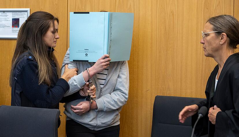 Im Oktober 2024 soll die 26 Jahre alte Frau den Mann getötet haben. Im Oktober 2024 soll die 26 Jahre alte Frau den Mann getötet haben.