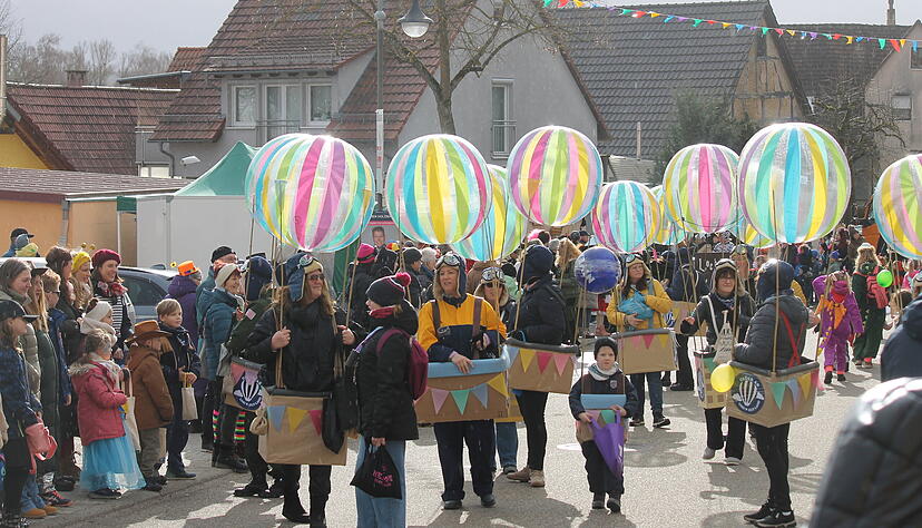 &bdquo;Ich heb&rsquo; ab&ldquo;, hie&szlig; es bei den Gymnastikfrauen des TSV Niederhofen. Als bunte Ballons zogen sie durch die Gassen des Schwaigerner Teilorts.