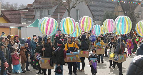 &bdquo;Ich heb&rsquo; ab&ldquo;, hie&szlig; es bei den Gymnastikfrauen des TSV Niederhofen. Als bunte Ballons zogen sie durch die Gassen des Schwaigerner Teilorts.