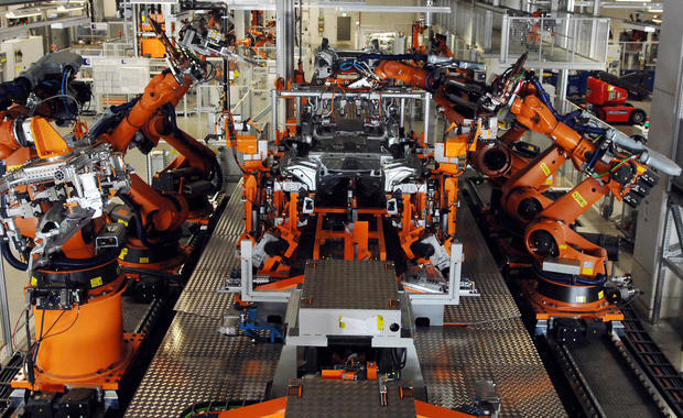 Roboter fügen Karosserieteile zusammen, aus denen später ein A4 entsteht. Roboter fügen Karosserieteile zusammen, aus denen später ein A4 entsteht.