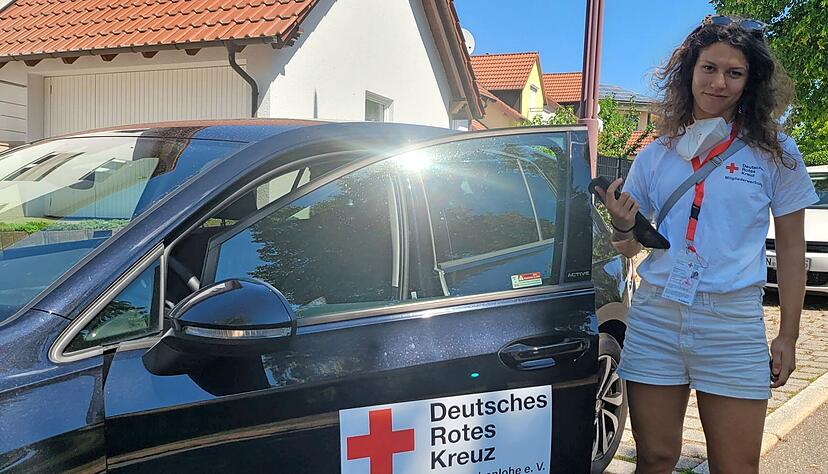 Maida Bajrektarevic ist für den Kreisverband Hohenlohe vom Deutschen Roten Kreuz derzeit im Landkreis unterwegs und wirbt um Fördermitglieder. Mit dem Geld soll die Arbeit der Ehrenamtlichen vor Ort unterstützt werden.
Foto: Oliver Färber Maida Bajrektarevic ist für den Kreisverband Hohenlohe vom Deutschen Roten Kreuz derzeit im Landkreis unterwegs und wirbt um Fördermitglieder. Mit dem Geld soll die Arbeit der Ehrenamtlichen vor Ort unterstützt werden.
Foto: Oliver Färber