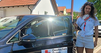 Maida Bajrektarevic ist für den Kreisverband Hohenlohe vom Deutschen Roten Kreuz derzeit im Landkreis unterwegs und wirbt um Fördermitglieder. Mit dem Geld soll die Arbeit der Ehrenamtlichen vor Ort unterstützt werden.
Foto: Oliver Färber