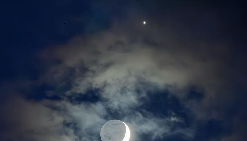 Die Mondsichel zusammen mit der Venus (am oberen Bildrand).