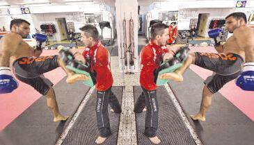 Thai-Bulls-Chef Bernd Dorst trainiert mit &Ouml;mer Koca verschiedene Schlag- und Tritttechniken vor einem gro&szlig;en Spiegel.Foto: Mario Berger