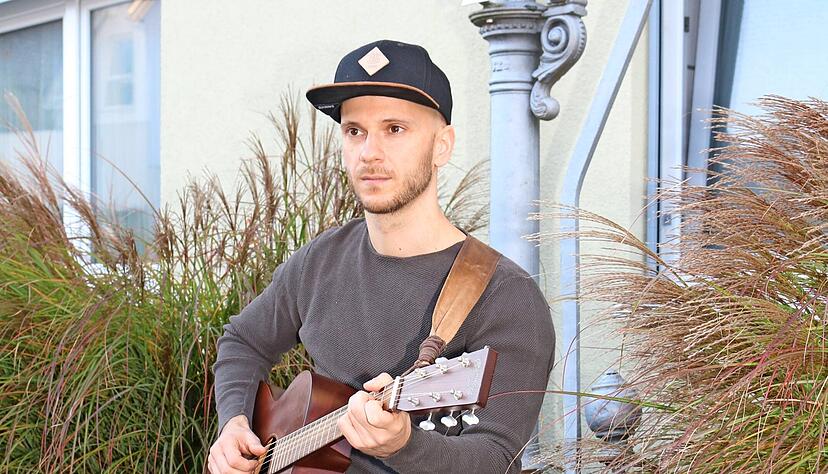 Mit einer Gitarre in der Hand fühlt es alles richtig an: Philipp Lumpp glaubt an seine Leidenschaft.
Foto: Ute Plückthun Mit einer Gitarre in der Hand fühlt es alles richtig an: Philipp Lumpp glaubt an seine Leidenschaft.
Foto: Ute Plückthun