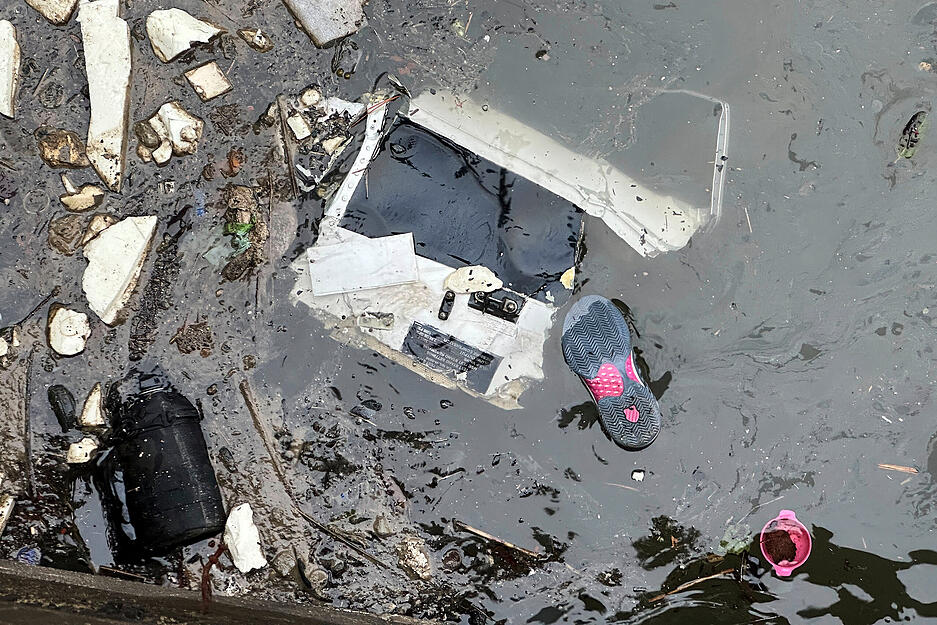 Ein Helikopter vom Typ Bell 206 ist in der US-Millionenmetropole New York abgestürzt. Trümmer des Hubschraubers schwimmen im Hudson River und werden geborgen.