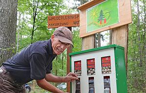 Fr&uuml;her Kaugummiautomat, heute Teil der Murmelbahn. Berthold Ansel demonstriert, wie man an die Holzmurmeln gelangt.
Foto: Archiv/Sawatzki