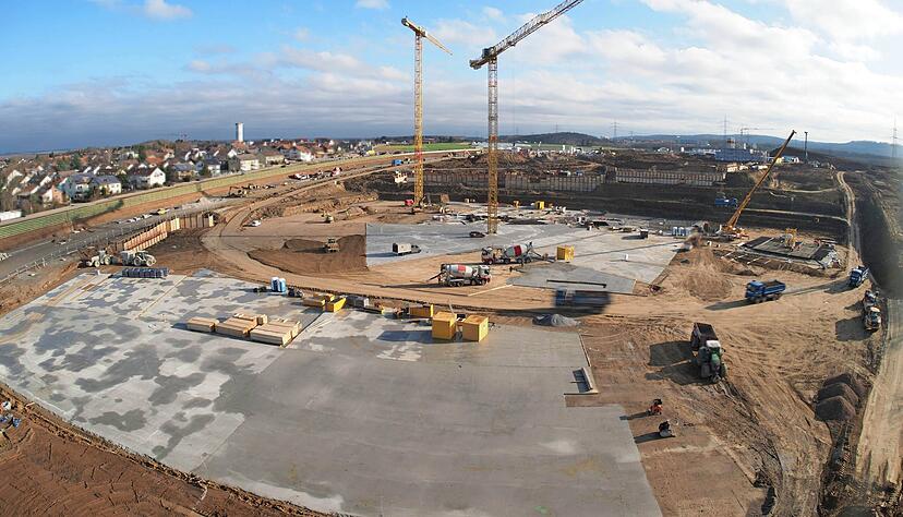 Die ersten Kr&auml;ne stehen bereits, sp&auml;ter werden es 21 sein.
