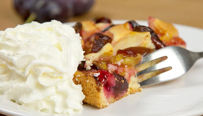 Wie füreinander geschaffen: Ein Stück Pflaumenkuchen mit Schlagsahne, und die kann sogar vegan sein. Wie füreinander geschaffen: Ein Stück Pflaumenkuchen mit Schlagsahne, und die kann sogar vegan sein.