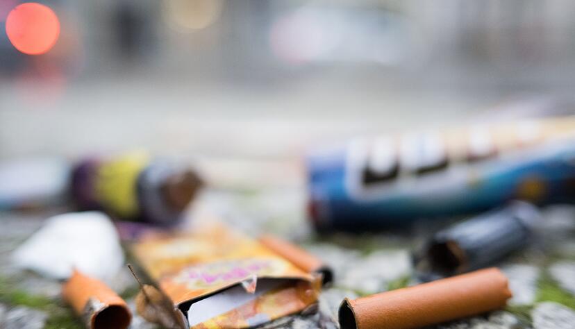 Aufgeweichte Feuerwerksk&ouml;rper liegen nach Silvester auf der Stra&szlig;e. (Archivbild)