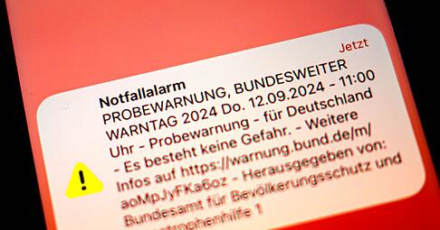 Keine App nötig: Den Empfang von Cell-Broadcast-Nachrichten beherrschen viele neuere Smartphones ab Werk. Hier ein Bild vom Warntag 2024.