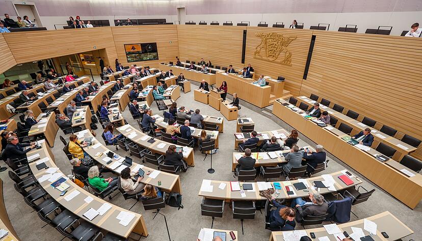 Die Abgeordneten im Landtag von Baden-Württemberg erhalten derzeit eine Entschädigung von 9.322 Euro im Monat. (Archivbild) Die Abgeordneten im Landtag von Baden-Württemberg erhalten derzeit eine Entschädigung von 9.322 Euro im Monat. (Archivbild)