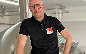 Am Ort des Geschehens: Das Bier, das Martin Kapfer (im Bild) zusammen mit seinem Geschäftspartner Veit Ostermeier kreiert hat, entsteht in Geislingen.
Fotos: Archiv/privat