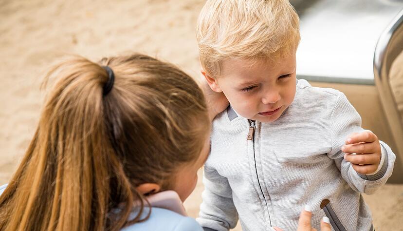 Ist das Kind nach einem Sturz verwirrt, desorientiert oder erbricht sich, sollten Eltern eine Notaufnahme aufsuchen.