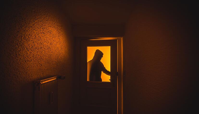 Einbrüche häufen sich in den dunklen Herbst- und Wintermonaten: Verschlossene Türen und Fenster können die Sicherheit erhöhen.
