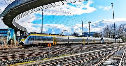 Zug auf der Frankenbahn bei Heilbronn: Gutachter untersuchen derzeit, wie Schwachstellen der Infrastruktur beseitigt werden können.
Foto: Archiv/Mugler