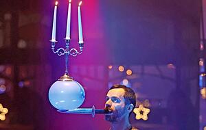 Messermann Oleg Valko balancierte Luftballons, Gläser und Kandelaber auf scharfer Klinge.