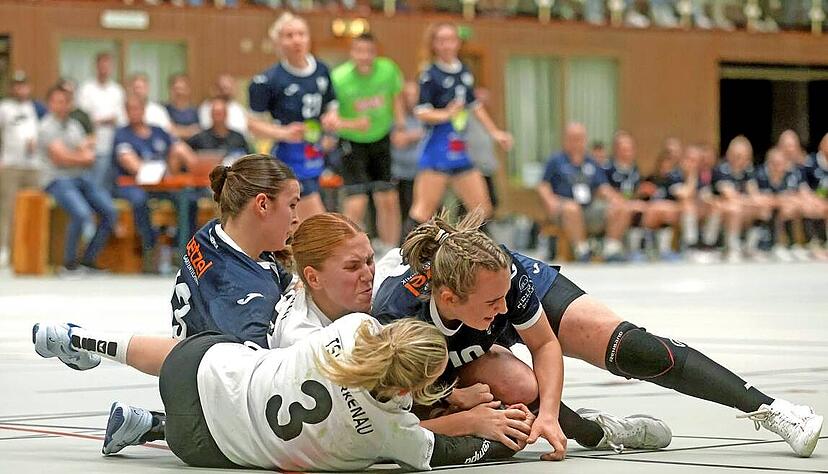 Es gab nichts geschenkt am Vatertag in der Pichterichhalle: Neckarsulms Rebecca Schäfer (rechts) und Lina Schrembs (links) kämpfen um den Ball.
Foto: Ralf Seidel Es gab nichts geschenkt am Vatertag in der Pichterichhalle: Neckarsulms Rebecca Schäfer (rechts) und Lina Schrembs (links) kämpfen um den Ball.
Foto: Ralf Seidel