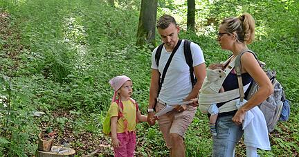 Lauschen gespannt den Märchen vom Handy (von links): Aurelia (3), Christian Kotschote und Ramona Erlewein mit Merlin (sechs Wochen).
Foto: Stefanie Pfäffle