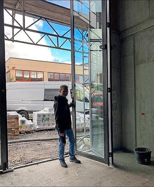 Sieben Meter hoch ist die neue Fahrzeughalle mit den Falttüren. Sieben Meter hoch ist die neue Fahrzeughalle mit den Falttüren.