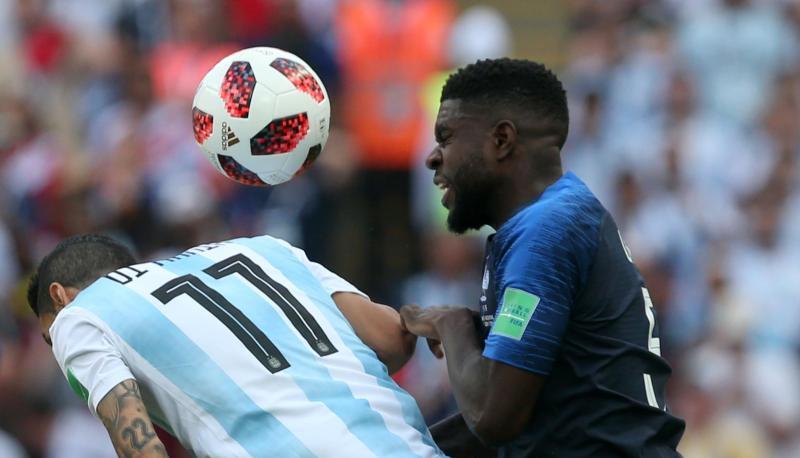 Samuel Umtiti (r.) k&ouml;pft den Ball vor Angel di Maria aus der Gefahrenzone.