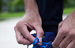 Am besten die Schuhe schon am Vorabend hinrichten, wenn man morgens joggen gehen möchte und so den Sportmuffel in sich austricksen. Foto: dpa Am besten die Schuhe schon am Vorabend hinrichten, wenn man morgens joggen gehen möchte und so den Sportmuffel in sich austricksen. Foto: dpa