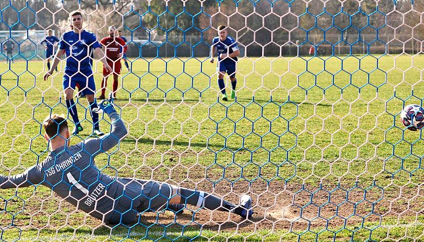Pflichtspielduelle zwischen Unterländer-Teams wie dem SV Leingarten und der TSG Öhringen könnte es bald auch auf Bezirksebene geben. Ein klarer Elfmeter ist die Abstimmung zur Strukturreform heute Abend aber sicher nicht.
Foto: Marc Schmerbeck Pflichtspielduelle zwischen Unterländer-Teams wie dem SV Leingarten und der TSG Öhringen könnte es bald auch auf Bezirksebene geben. Ein klarer Elfmeter ist die Abstimmung zur Strukturreform heute Abend aber sicher nicht.
Foto: Marc Schmerbeck