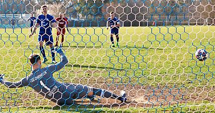 Pflichtspielduelle zwischen Unterländer-Teams wie dem SV Leingarten und der TSG Öhringen könnte es bald auch auf Bezirksebene geben. Ein klarer Elfmeter ist die Abstimmung zur Strukturreform heute Abend aber sicher nicht.
Foto: Marc Schmerbeck Pflichtspielduelle zwischen Unterländer-Teams wie dem SV Leingarten und der TSG Öhringen könnte es bald auch auf Bezirksebene geben. Ein klarer Elfmeter ist die Abstimmung zur Strukturreform heute Abend aber sicher nicht.
Foto: Marc Schmerbeck
