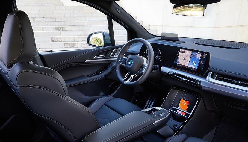 Wie im iX gibt es auch im 2er Active Tourer eine gebogene Bildschirmlandschaft hinter dem Lenkrad, auf der das neueste Betriebssystem von BMW l&auml;uft.