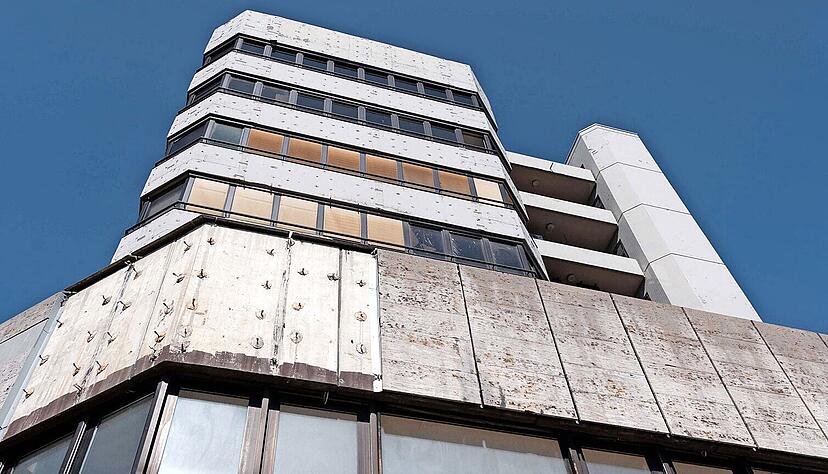 Pläne gab es für das Heilbronner Wollhauszentrum, hier der Turm, schon viele. Seit der kurzfristig abgesagten Zwangsversteigerung für die ehemalige Kaufhof-Filiale im September 2021 ist es still geworden um den trutzigen Bau. Pläne gab es für das Heilbronner Wollhauszentrum, hier der Turm, schon viele. Seit der kurzfristig abgesagten Zwangsversteigerung für die ehemalige Kaufhof-Filiale im September 2021 ist es still geworden um den trutzigen Bau.