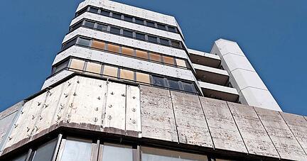 Pläne gab es für das Heilbronner Wollhauszentrum, hier der Turm, schon viele. Seit der kurzfristig abgesagten Zwangsversteigerung für die ehemalige Kaufhof-Filiale im September 2021 ist es still geworden um den trutzigen Bau.
Foto: Mario Berger