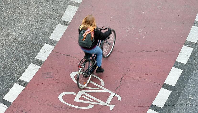 Unterwegs auf dem Fahrradschutzstreifen: Autofahrer müssen bestimmte Regeln beim Überfahren dieses Streifens beachten - Radler haben aber auch Pflichten. Unterwegs auf dem Fahrradschutzstreifen: Autofahrer müssen bestimmte Regeln beim Überfahren dieses Streifens beachten - Radler haben aber auch Pflichten.