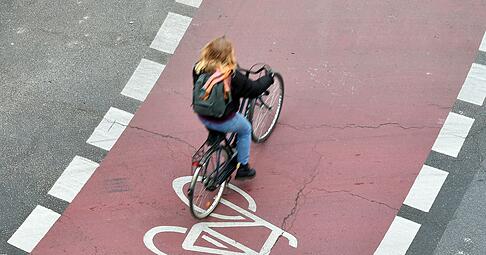 Unterwegs auf dem Fahrradschutzstreifen: Autofahrer müssen bestimmte Regeln beim Überfahren dieses Streifens beachten - Radler haben aber auch Pflichten.