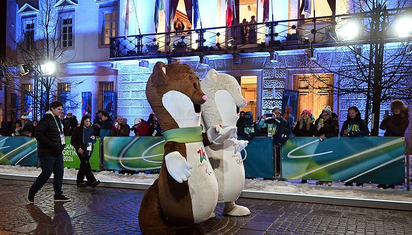 Nicht nur bei der  Er&ouml;ffnungsfeier in Cortina d'Ampezzo sind Milo (vorne) und Tina, die offiziellen Olympia-Maskottchen umhergelaufen. Die Pl&uuml;sch-Version erhalten die Medaillengewinner.