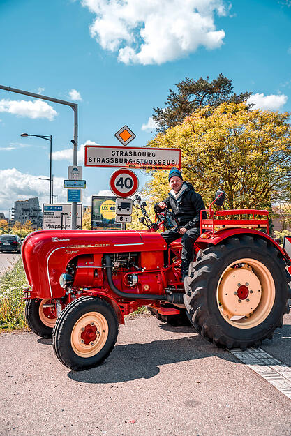 Micha mit seinem Porsche-Traktor in Stra&szlig;burg.