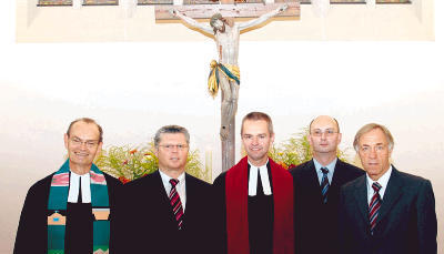 Beim Abschied: (von links) Dekan Werner-Ulrich Deetjen, Schwaigerns Bürgermeister Johannes Hauser, Pfarrer Hans-Joachim Janus, Kirchengemeinderatsvorsitzender Karl Friedrich Bretz, Schuldekan Gerhard Ruhl. (Foto: Staudinger) Beim Abschied: (von links) Dekan Werner-Ulrich Deetjen, Schwaigerns Bürgermeister Johannes Hauser, Pfarrer Hans-Joachim Janus, Kirchengemeinderatsvorsitzender Karl Friedrich Bretz, Schuldekan Gerhard Ruhl. (Foto: Staudinger)